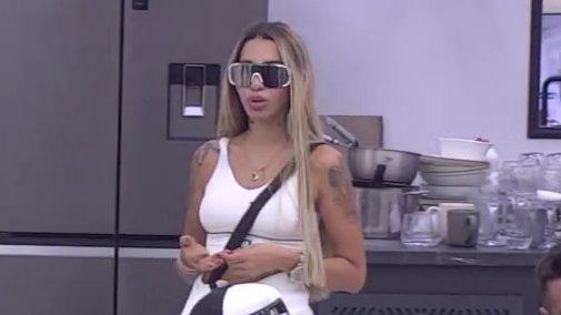 Krivi mene, a on sedi sa Carem i puši cigaru... Aneli ne može da veruje šta joj je Đukić uradio, pa ishvalila Karića (VIDEO)