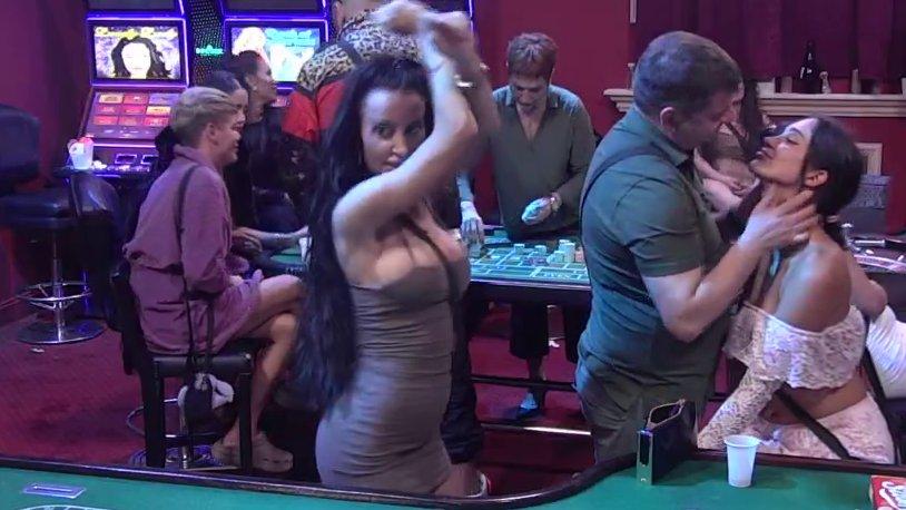 PORŠELINA UBACILA U ŠESTU BRZINU! Posle vrelih poljubaca ona još vrelija (VIDEO)