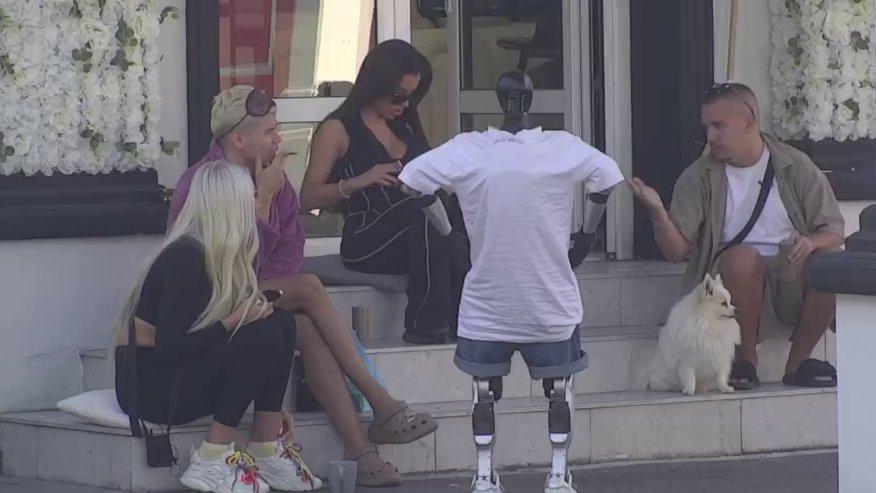 Da li je Gloriji Jelovac neki frajer zapao za oko? Poverila se robotu Toši, a ovako se oseća posle par sati u Eliti! (VIDEO)