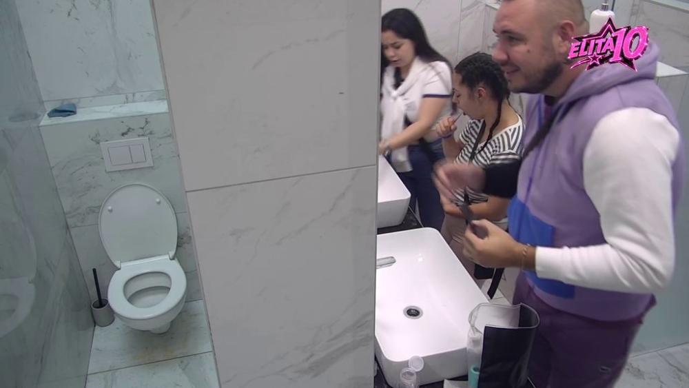 RADA SPAVA ZA LAVABOOM! Car zatekao nesvakidašnju scenu u kupatilu, prasnuo u smeh (VIDEO)
