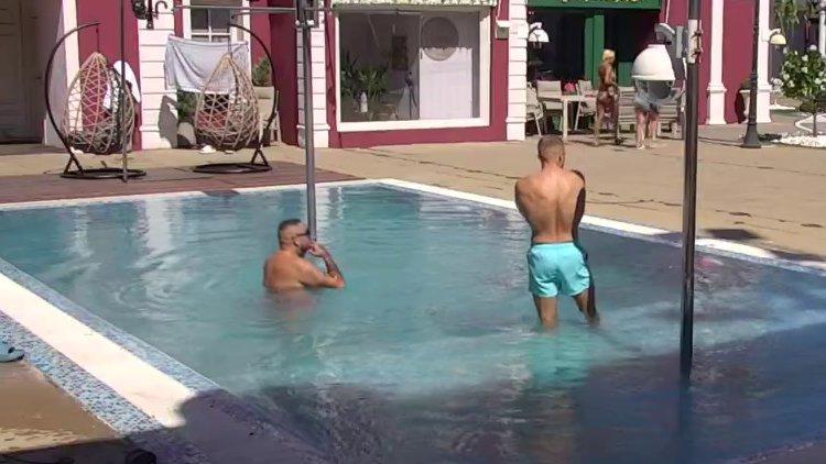 MOMCI POKAZALI MIŠIĆE I ODMERILI SNAGE NA BAZENU! Car i Mahir mame uzdahe od ranog jutra, a evo koja dama je bila sa njima (VIDEO)