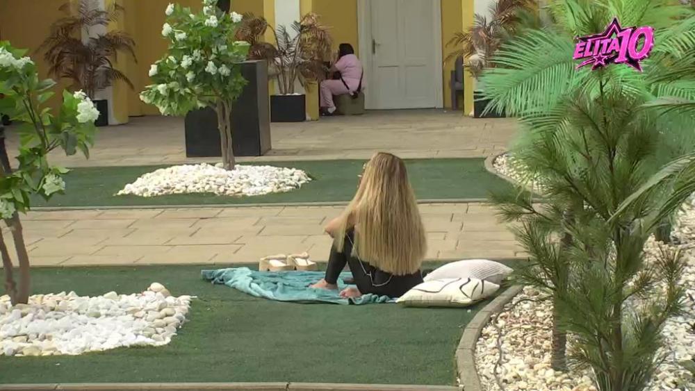 Ne, nije Stanija sa perikom ušla u Elitu! Aneli vegetira pored doka, prepisala ponašanje najveće rivalke! (VIDEO)