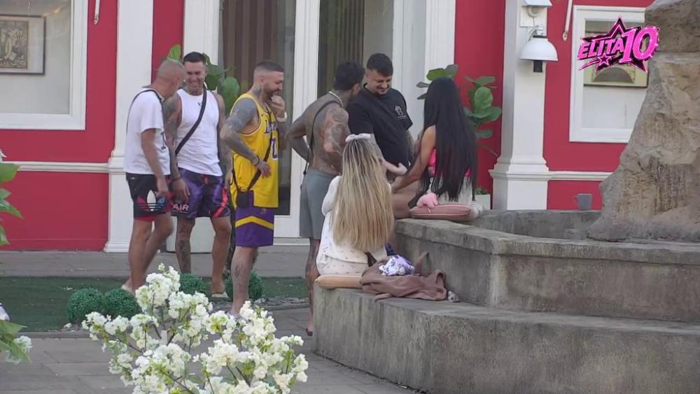 Imao je pune ruke posla: Učesnici se zaređali da im Đole Kralj gleda u dlan, pa saznali ono čega su se najmanje nadali! (VIDEO)