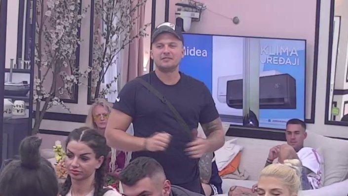 Svi znamo ko je ona i koliko je namazana: Karić ponovo potkačio Staniju, Dača skočio kao oparen da brani drugaricu! (VIDEO)