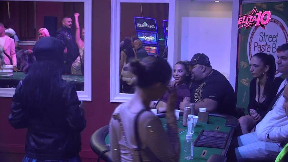 Đukić će izgoreti kad ovo vidi: Aneli dočekala da mu vidi leđa, pa počela da flertuje s Carom preko ogledala! (VIDEO)