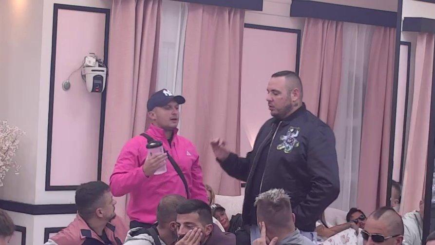 BUKTI RAT LJUTITIH RIVALA! Karić i Car bljuju vatru jedan na drugog, Stefan udario na Filipa, on besan kao nikad (VIDEO)