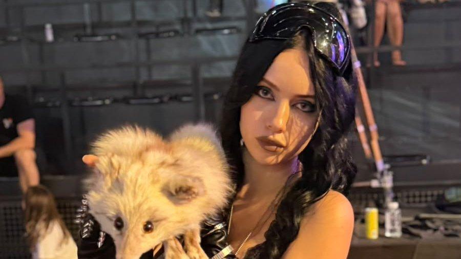SVA U CRNOM, A NA RAMENU LISICA! Milica Vidaković za Pink.rs otkrila kako ljudi reaguju na njen IZGLED, pa priznala da li poseduje EKSPLICITAN SNIMAK (FOTO+VIDEO)