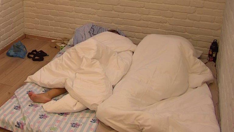 Ipak nema pomirenja? Đukić i Aneli sve vreme šaputali u izolaciji, pa legli svako na svoju stranu! (VIDEO)