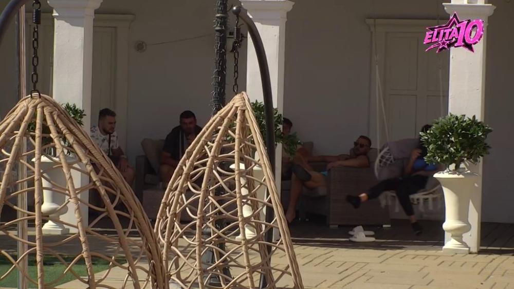Idi pomozi muškarcima! Učesnici počeli da peckaju Miljanu Ristić, ona im odbrusila, Mahir se plaši da će mu STIĆI PAPIR ZA RAZVOD (VIDEO)