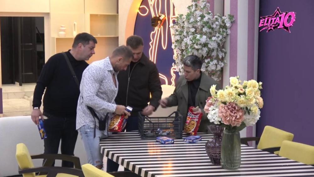 Široke ruke: Veliki šef iznenadio Odabrane tik pred početak žurke u Eliti! (VIDEO)
