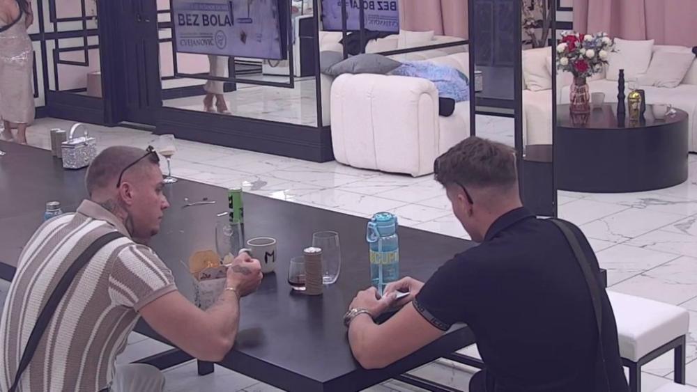 Svima se hvali: Mali Velja ponosan na sebe jer se poljubio sa Lenom, ali i dalje ne zna da li su drugari ili u vezi! (VIDEO)