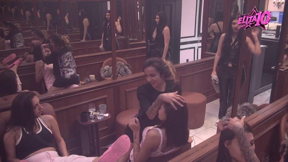 TVERK U KRILU! Učesnice se opustile, pa pokazale izazovne pokrete! PRLJAVI PLES raspalio maštu (VIDEO)