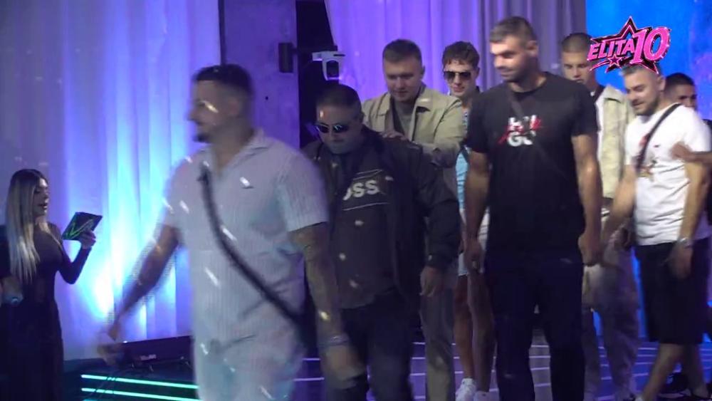 Opa, kakve dase: Macani Elite 10 prošetali pistom, učesnice ne mogu da sakriju vrele poglede zbog njihovih izvajanih tela! (VIDEO)