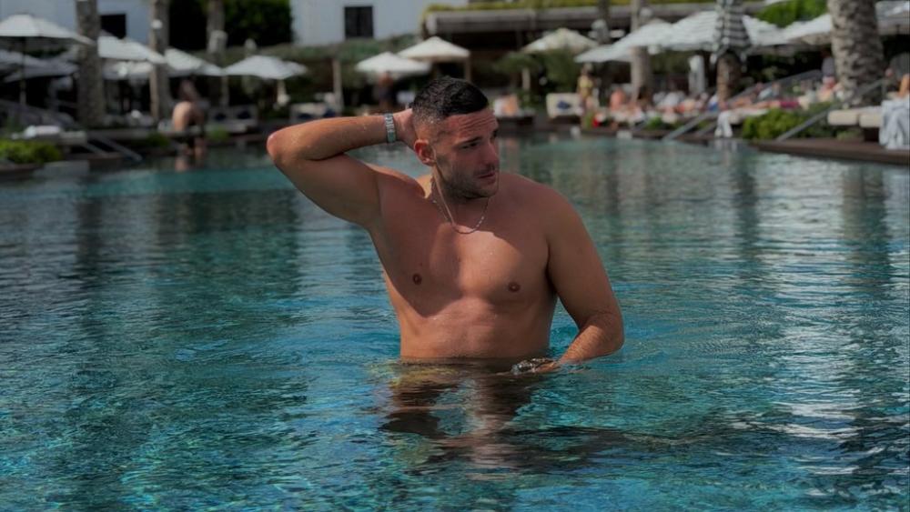 SKINUO SE HERMANO! Anđelo vrelim telom zavodi Španjolke, a društvo mu pravi ovaj bivši učesnik Elite (FOTO)