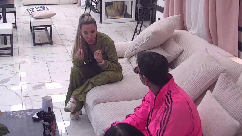 Nemoćna si i hvataš se za budalaštine: Filip Đukić šokiran čime se Aneli služi samo da se opere od flerta s Carom! (VIDEO)