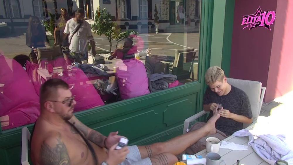 Janjuš u salonu kod Uroša i Sanje! Odradili mu profesionalni pedikir i negu peta, oprali mu noge u bazenu, pa NALAKIRALI NOKTE (VIDEO)