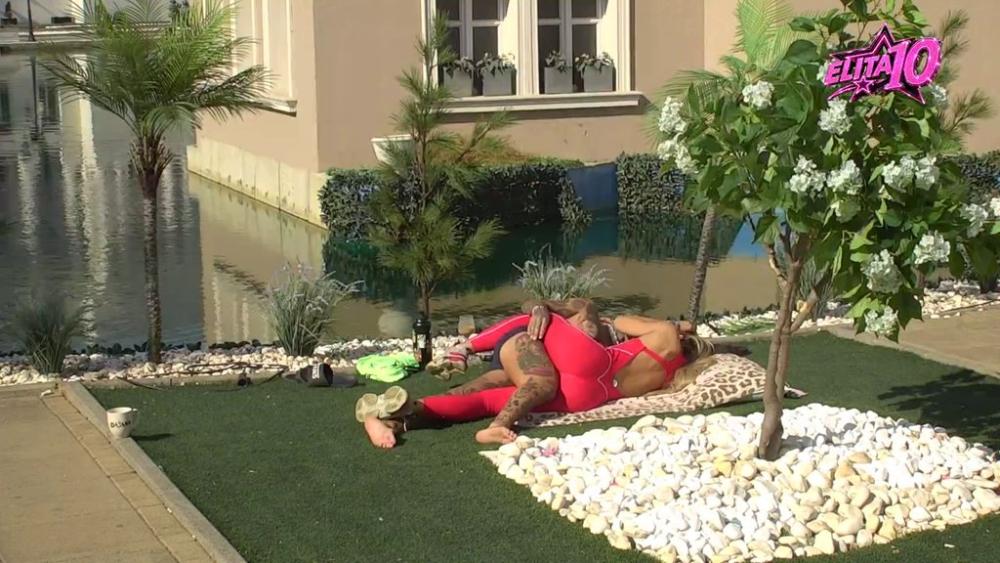 Posle svađe sve je slađe! Aneli i Đukić se prepustili nežnostima usred bela dana u dvorištu (VIDEO)