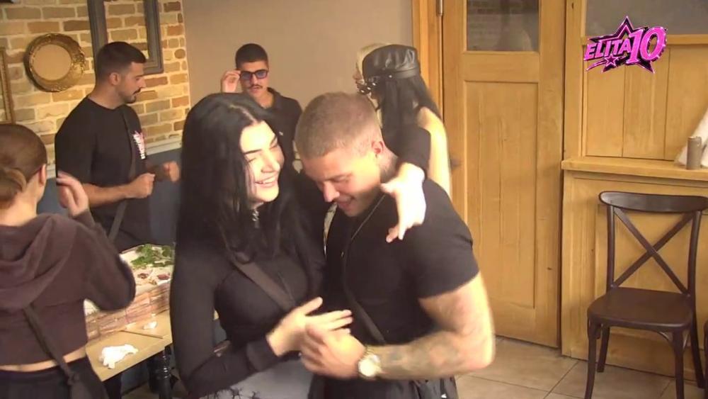 Ovako zavodi zgodni Leon: Bacio se u akciju, a Kristina jedva dočekala! Uvija se oko njega kao zmija, Elita dobija novi par? (VIDEO)