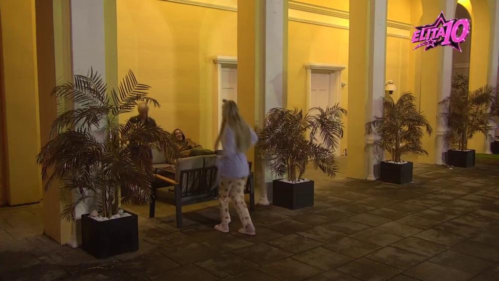 Aneli i Jasenka napravile ŽURKU PRE ŽURKE! Zaplesale ispred izolaciju uz Karleušin hit (VIDEO)