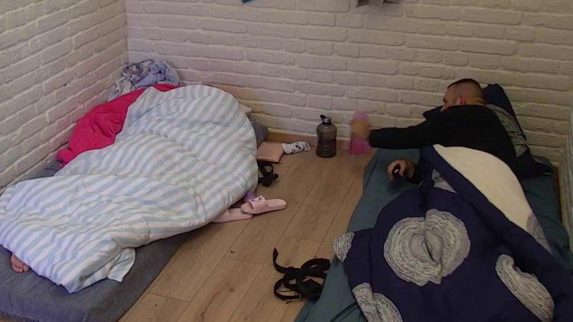 Ovo samo slep ne vidi: Aneli indirektno traži da joj se produži izolacija s Carom, on je odmah provalio! (VIDEO)
