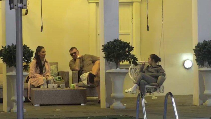 Sve sam mogao da očekujem, ali da te pita... Učesnici pokušali da uteše Radu zbog odnosa sa Milanom, pa ona otkrila sve detalje njihovog intimnog čina! (VIDEO)