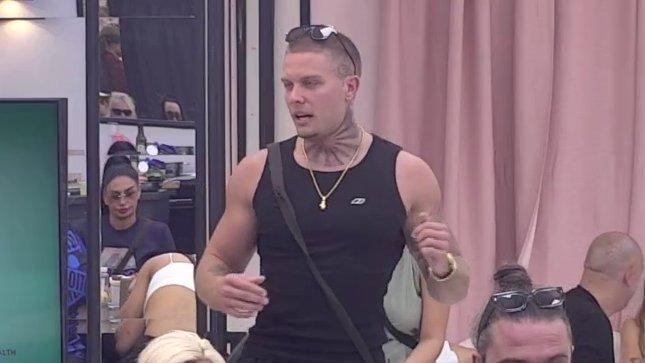 Ja pričam sa njom, a ona sa ogledalom: Leon narastao kao kvasac zbog titule dodeljene od strane cimera, a onda mu Sanja bacila flert! (VIDEO)