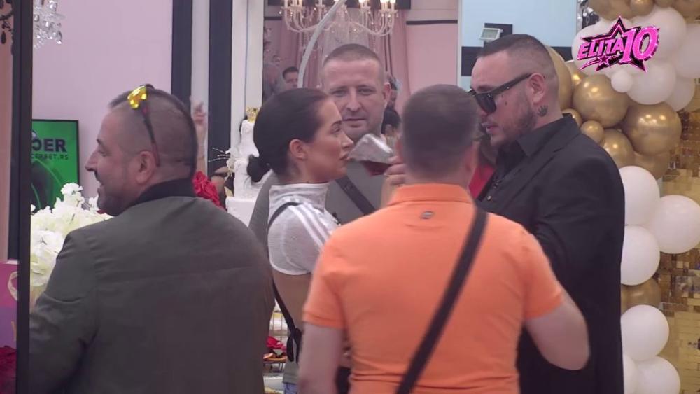 Stavio katanac i na frižider i na pantalone: Laura daje sve od sebe da smeška Cara i sebi obezbedi bolji provod! (VIDEO)