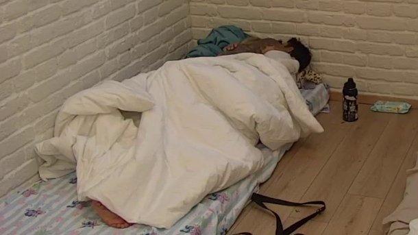 Đukić i Aneli zapalili izolaciju: Dohvatili se pod jorganom, sve puca od strasti! (VIDEO)
