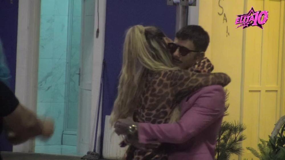 Kakva romantika: Filip i Aneli zaplesali specijalno za Tošu uz njihovu pesmu! (VIDEO)