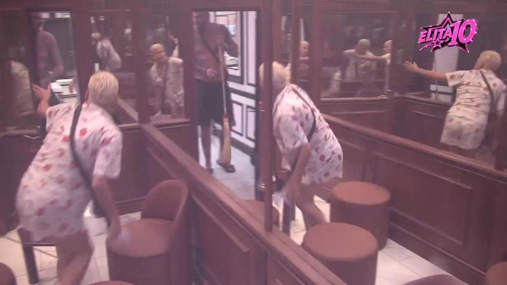 Ne dirajte lava dok spava! Janjuš jurio Uroša metlom nakon što ga je probudio (VIDEO)