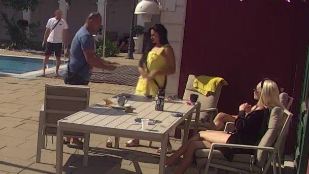 Burek ne krije koliki je šmeker: Aleksandri Jakšić spremio doručak za pamćenje, ona cveta! (VIDEO)