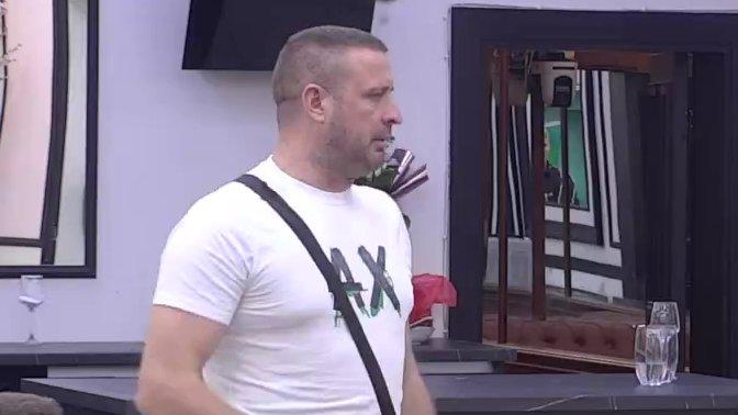 Samo čeka da mu padne roletna: Nemanja Tošić spreman da ratuje sa svima, ne daj Bože da mu neko stane na žulj! (VIDEO)