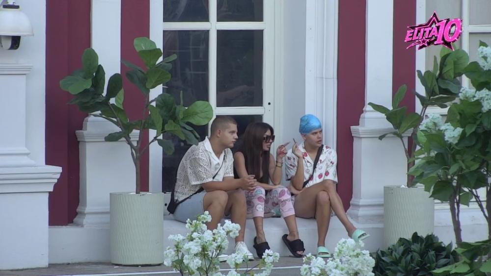 Lagano ogovaranje uz cigaricu! Uroš i Sanja razvezali jezik o cimerima, pa im se pridružio i Karlo: Nije ta glupa, ni naivna (VIDEO)