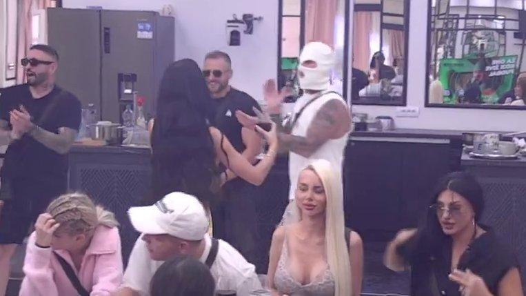 Stigao Elito u Belu kuću: Družina Pere Kvržice unakazila Poršelinu, ona ludi na sav glas! (VIDEO)