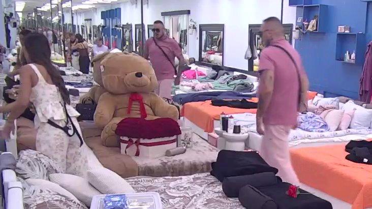Izgleda ti krevet kao grob: Car ne može da preboli Sukijevu 151 ružu za Anđelu Đuričić! (VIDEO)