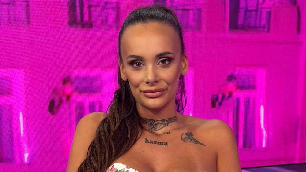 Nezahvalan je i blago primitivan! Teodora Delić odbrusila Bebičinom ocu, pa otkrila kakve nepristojne ponude dobija: Kad bih objavila PADALI BI BRAKOVI (VIDEO)