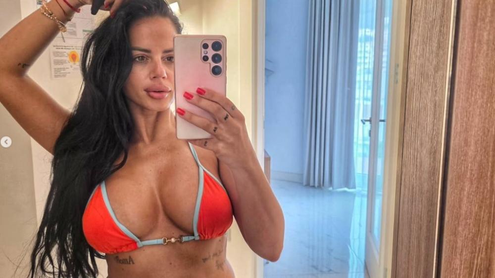 Pogledajte kakvu mačku šeta Matora! Skinula se Dragana, u bezobraznom bikiniju pokazala više nego što sme: Muškarci joj zumiraju tetovažu TAMO DOLE (FOTO)