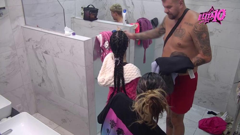 Trese se kupatilo! Janjuš i Poršelina se posvađali zbog reda za tuširanje, on uleteo i gledao je NAGU (VIDEO)