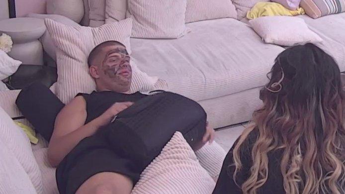 Gospodin čovek! Dok drugi rade, on degustira luksuz: Karlo se prepustio tretmanu lica, uživa kao bubreg u loju  (VIDEO)