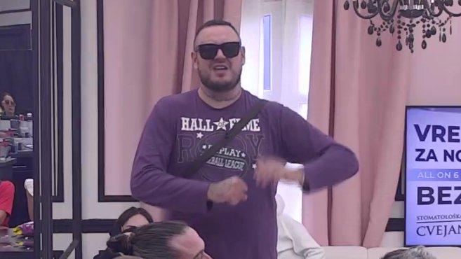 Cici nije ljut, Cici je bio krut, tačnije okrutan: Car rešio da rasturi klan Pere Kvržice, pa potkačio Aneli i otkrio šta su radili ispod pokrivača (VIDEO)