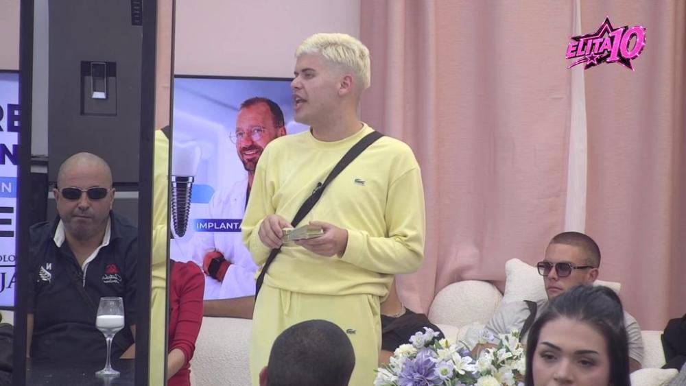 Terza kao da je na mirovnoj misiji: Daču i Uroša samo što ne izljubi, spušta loptu s kim stigne! (VIDEO)