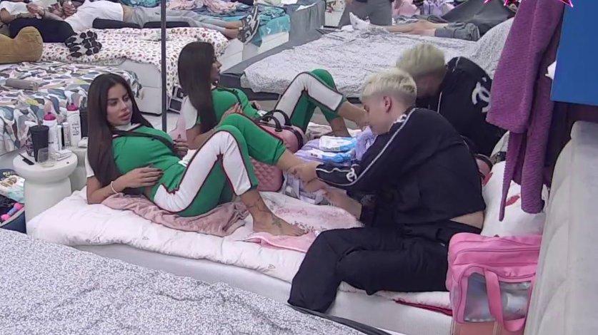 NEMA ŠTA JOJ NIJE SREDIO! Sanja ponovo pokazala kako se uživa: Pronašla ličnog majstora za lepotu, Uroš preuzeo kompletan tretman nogu (VIDEO)