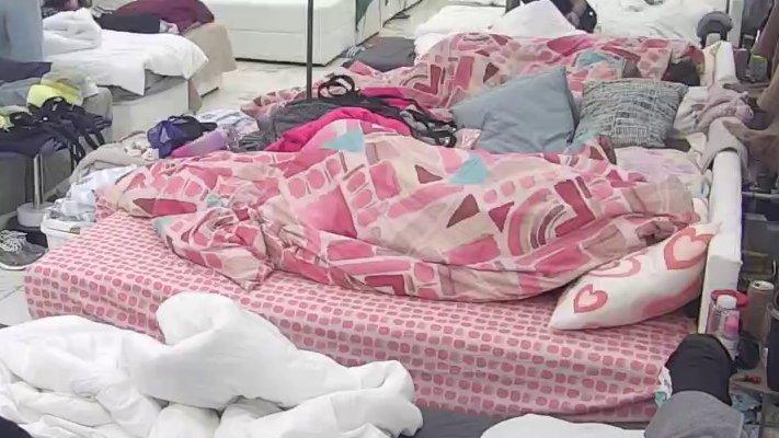 Prepustili se strastima: Aneli i Filip uspeli da pronađu zajednički jezik, pa proslavili pomirenje ispod jorgan planine! (VIDEO)