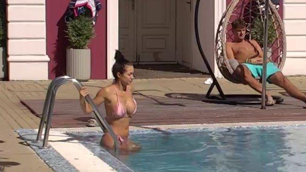 Laura i Mića PRSA U PRSA! Skinula se vatrena crnka, pa se osvežila u bazenu (VIDEO)