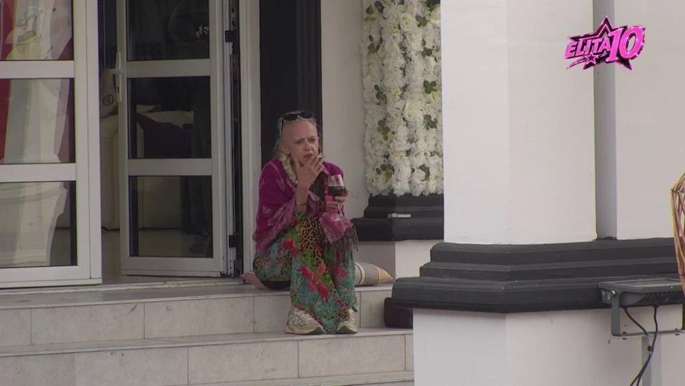 Sedi tako nešto, i razmišlja... Bebi Dol potuno usamljena, a tek da vidite odakle pije kafu (VIDEO)