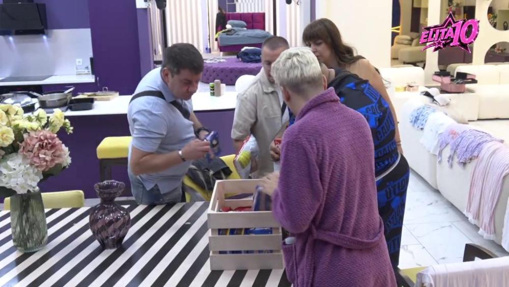 Široke ruke: Veliki šef iznenadio Odabrane tik pred početak žurke u Eliti! (VIDEO)