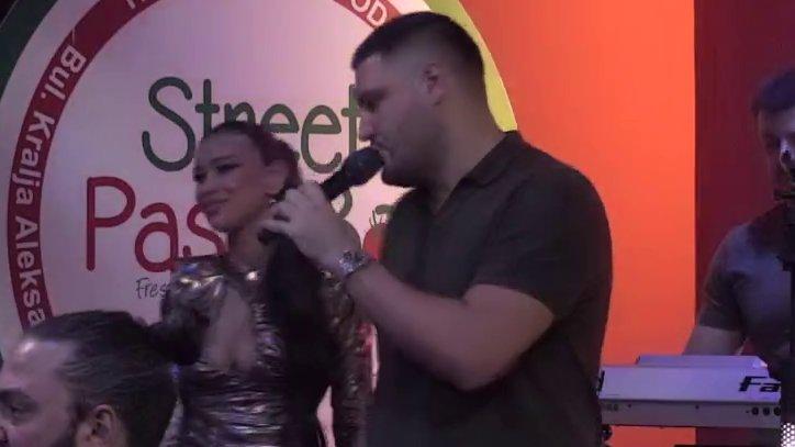 Ljuba Perućica i Ana Bertić doveli atmosferu do ključanja! Svojim glasovima razgalili sve, učesnici na nogama u kazinu (VIDEO)