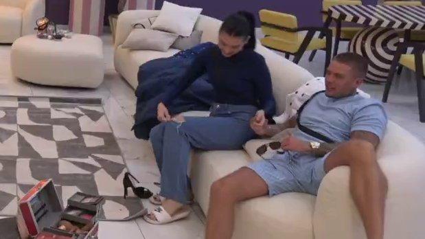 Bacio se u akciju! Leon ne časi časa, Kristina počela da pada na njegov šarm (VIDEO)