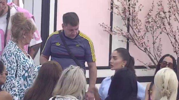 Ti pare od hemije trošiš u kazinu! Anđela potkačila Ivana Marinkovića, on zagrmeo na nju: Hoćeš sve da ti prospem?! (VIDEO)
