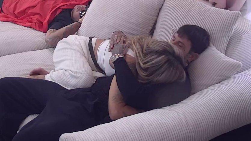 Svima zapušio usta: Dokazao da se ne stidi svoje devojke Aneli, grli je i ljubi pred cimerima kao da su sami! (VIDEO)